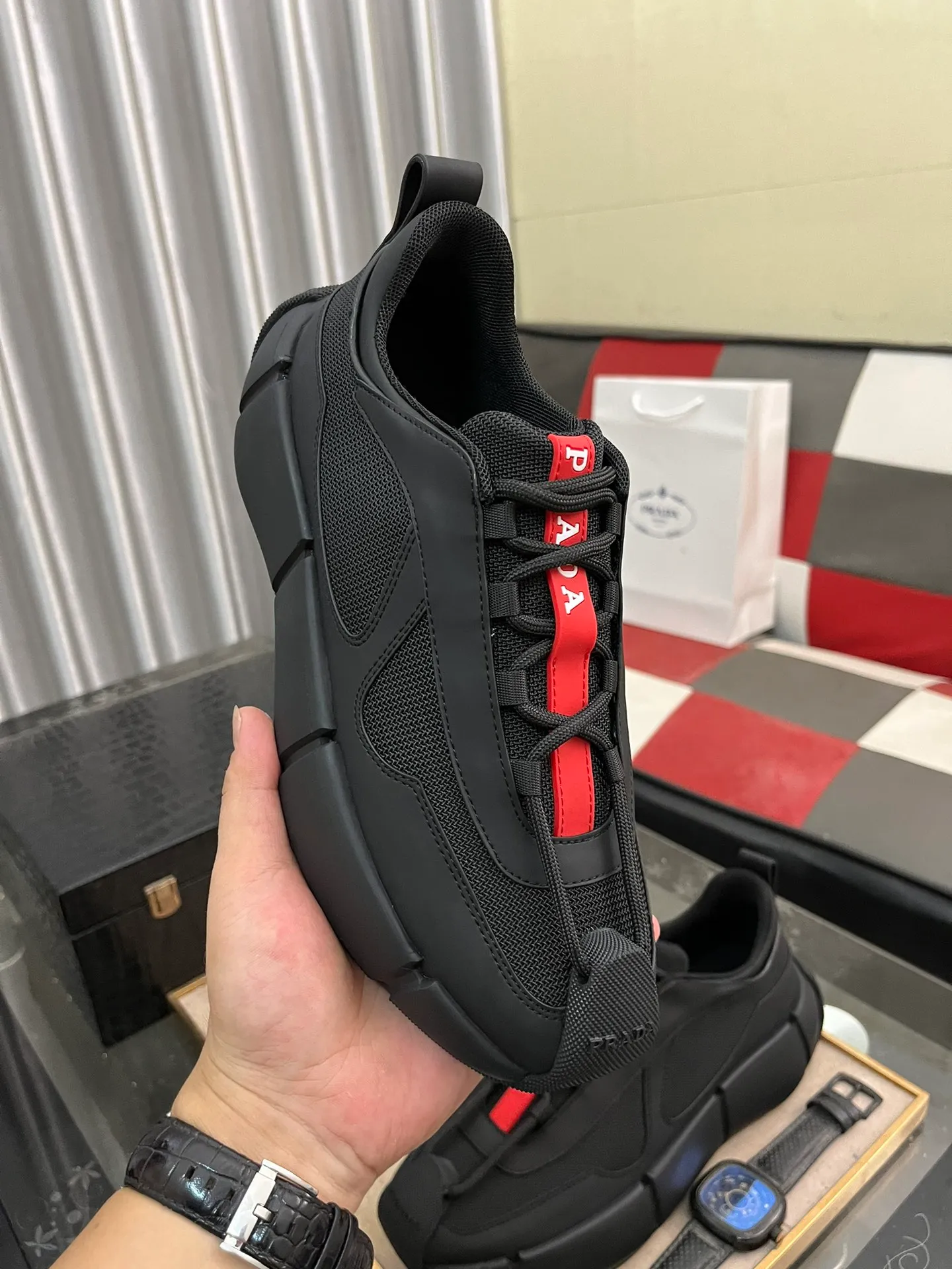 Men's shoes 💰540⌚️⌚️ PRADA/Prada men's lace-up casual sports shoes, the upper is made of cowhide leather and breathable mesh. It is soft, comfortable and breathable. The tongue is decorated with the PRADA brand letter logo. The thick rubber sole echoes the red label tongue. The style is fashionable and elegant. The details are carefully crafted. A super fashionable casual sports shoe with excellent breathability!  Size: 38-443️⃣Colors available